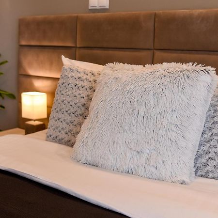 Chic Accommodation With Breathtaking Views Over Calea Victoriei - Your Central Heaven Bukarest Kültér fotó