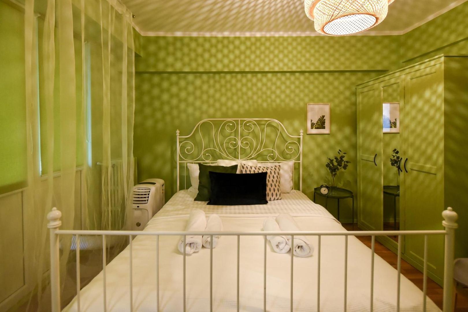 Chic Accommodation With Breathtaking Views Over Calea Victoriei - Your Central Heaven Bukarest Szoba fotó