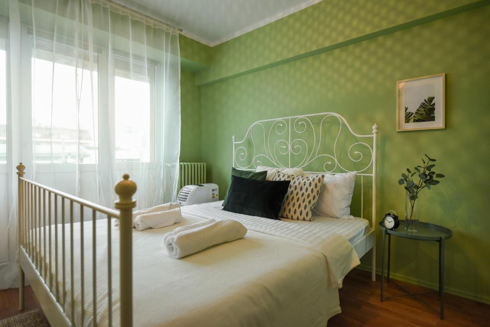 Chic Accommodation With Breathtaking Views Over Calea Victoriei - Your Central Heaven Bukarest Szoba fotó