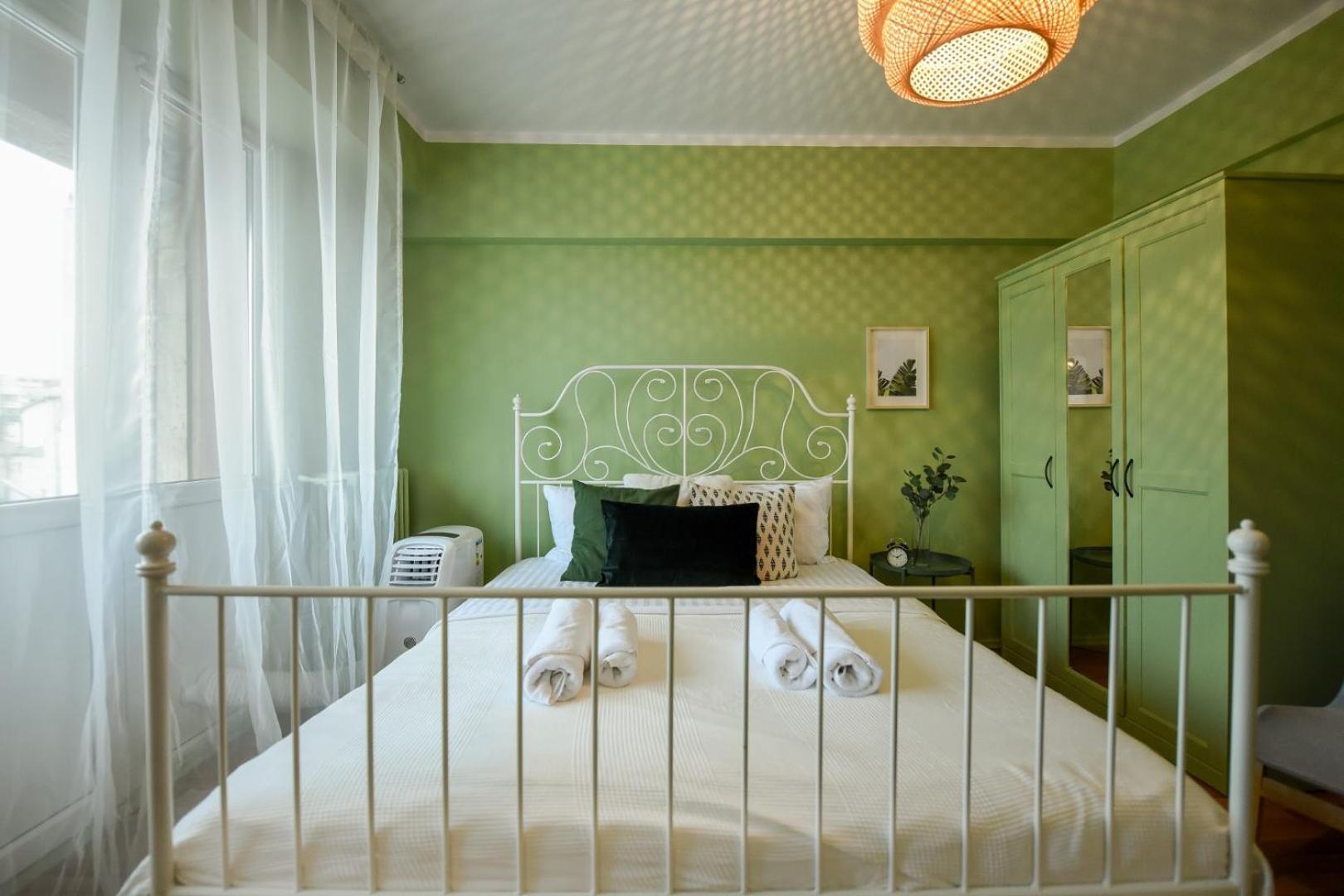Chic Accommodation With Breathtaking Views Over Calea Victoriei - Your Central Heaven Bukarest Szoba fotó