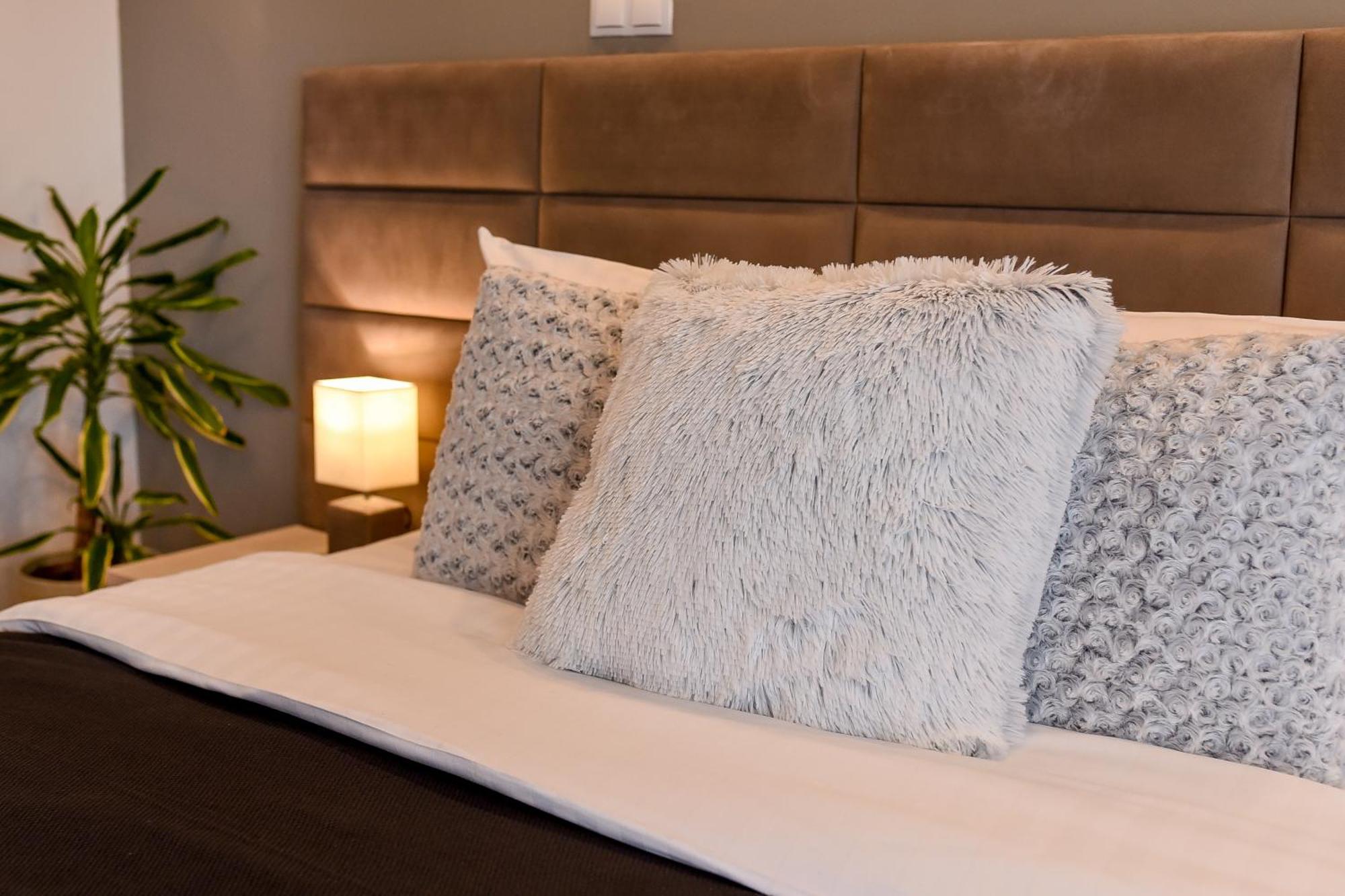 Chic Accommodation With Breathtaking Views Over Calea Victoriei - Your Central Heaven Bukarest Kültér fotó